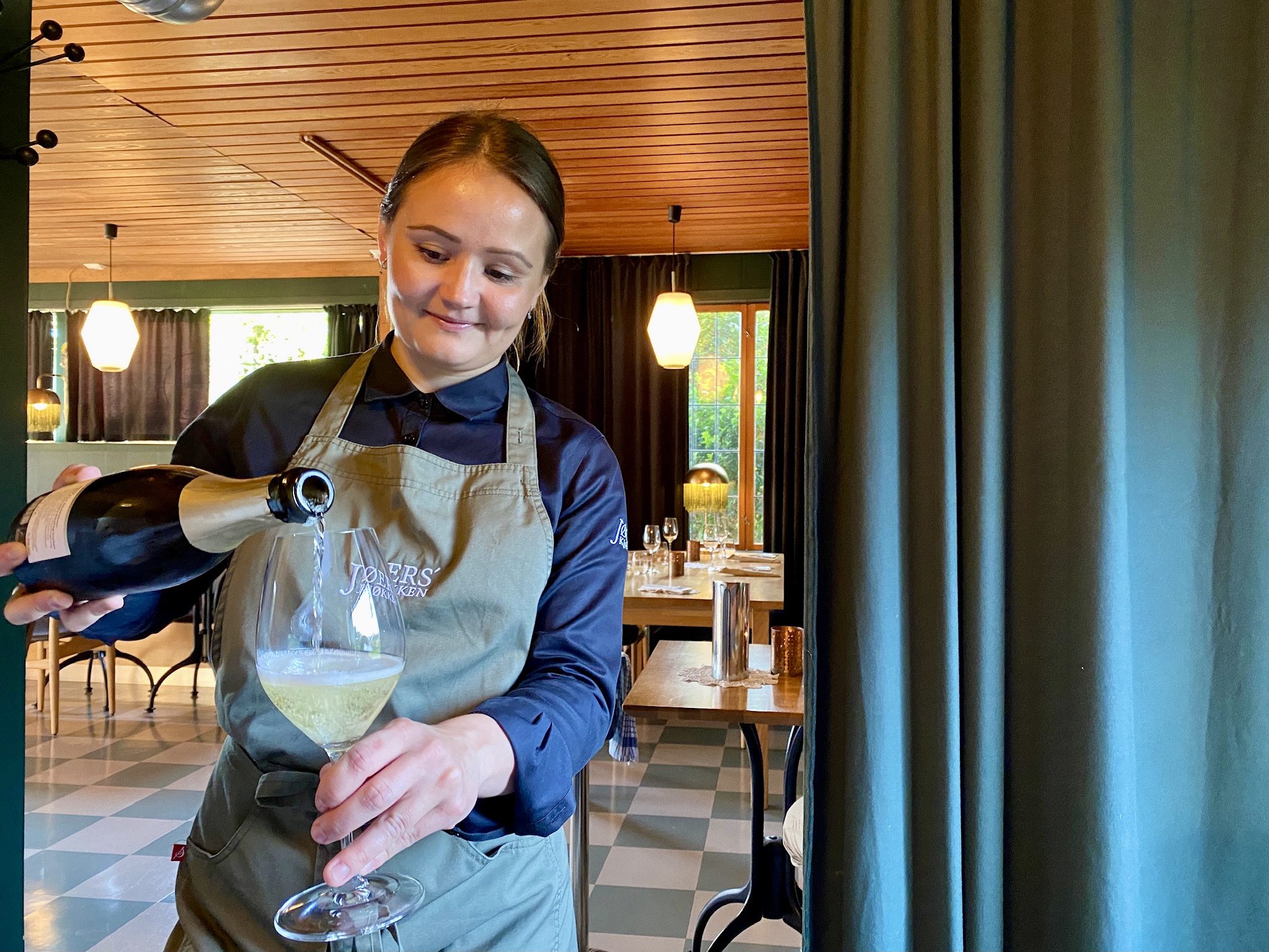 Jøers på Klepp stasjon er et av flere romantiske steder på Jæren. Kvinnelig kelner på Jøers som skjenker i champagne til en gjest.  