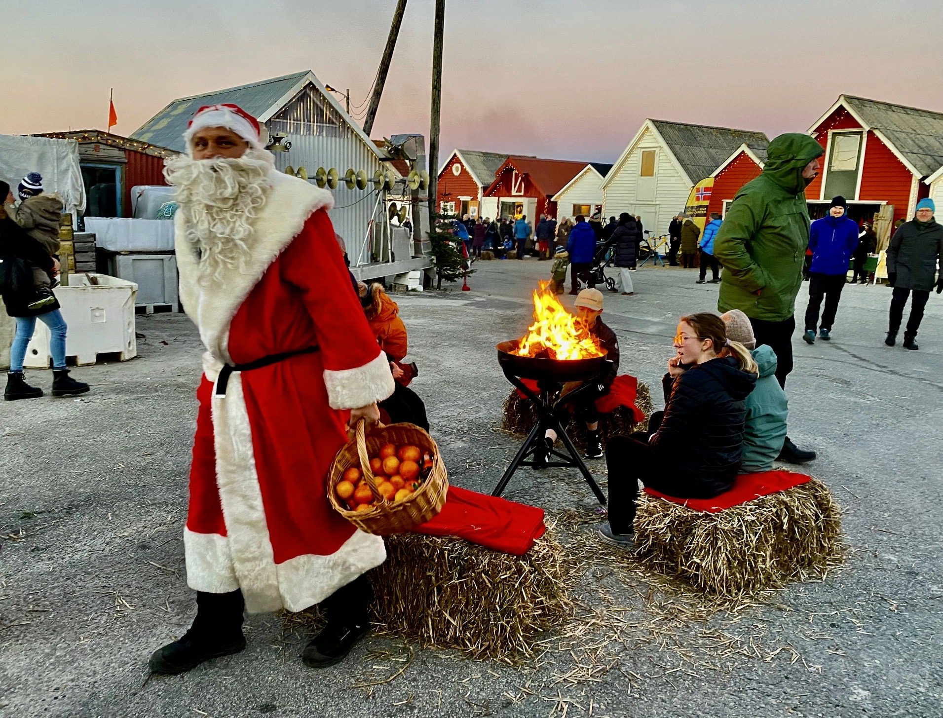 Julestemning på Jæren. Julenisse i Jul i Ølberg havn og sjøhus i bakgrunnen.