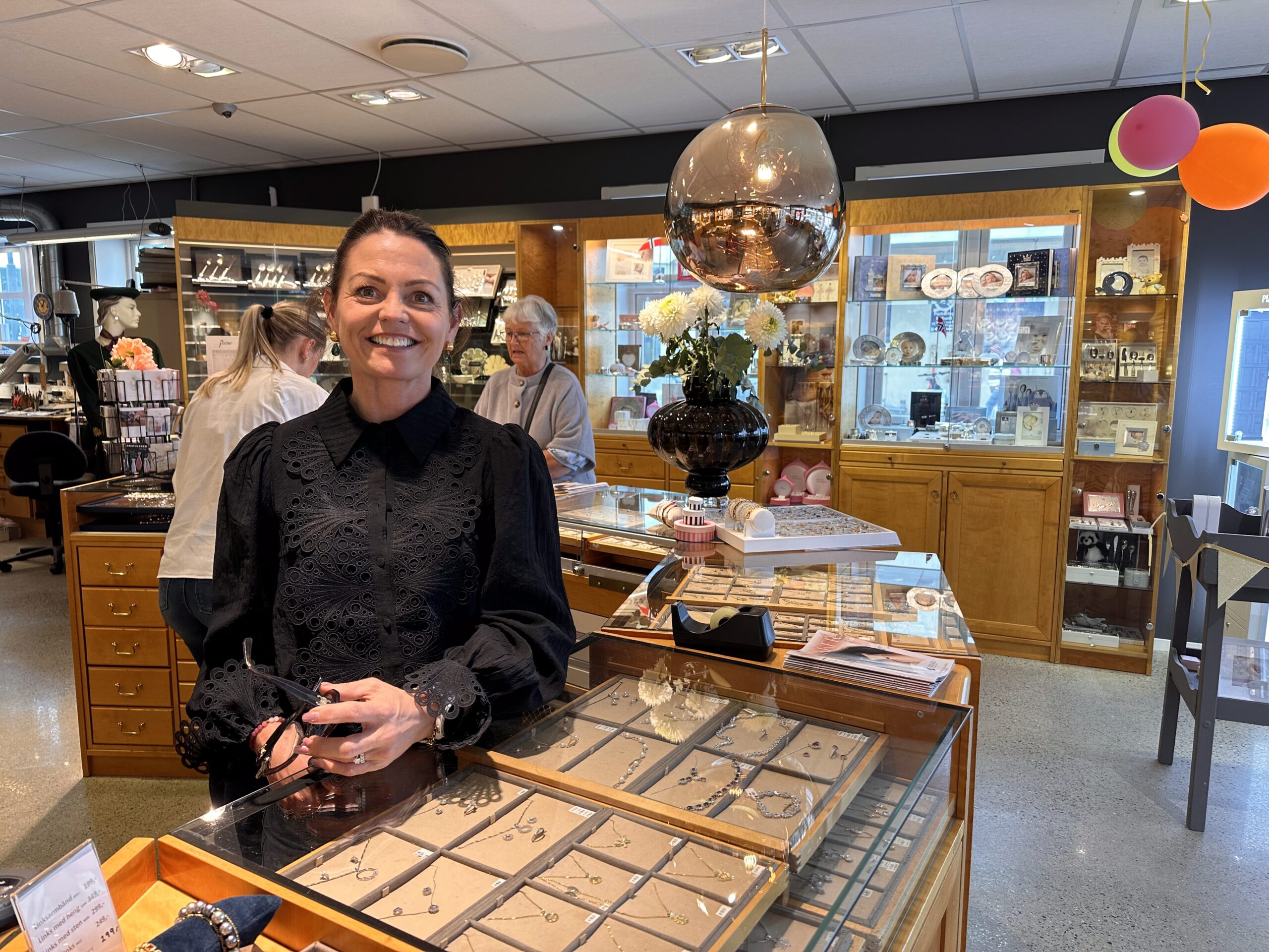 Laget på Jæren, bilde av eier av Jæren gull og sølvsmie i butikken på Bryne, Hege Malmin