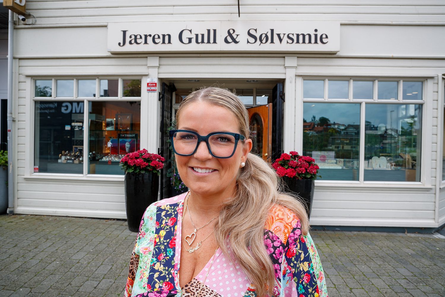 Hun forteller deg hvor skapet skal stå