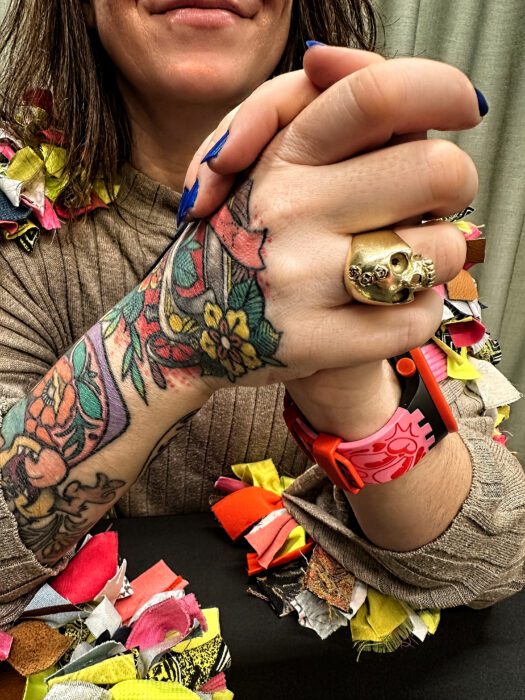 Ring med dødningehode er fra Jæren gull og sølvsmie. Arm med tatoveringer. Anette Gunstensen fra Bryne gardin og solskjerming.