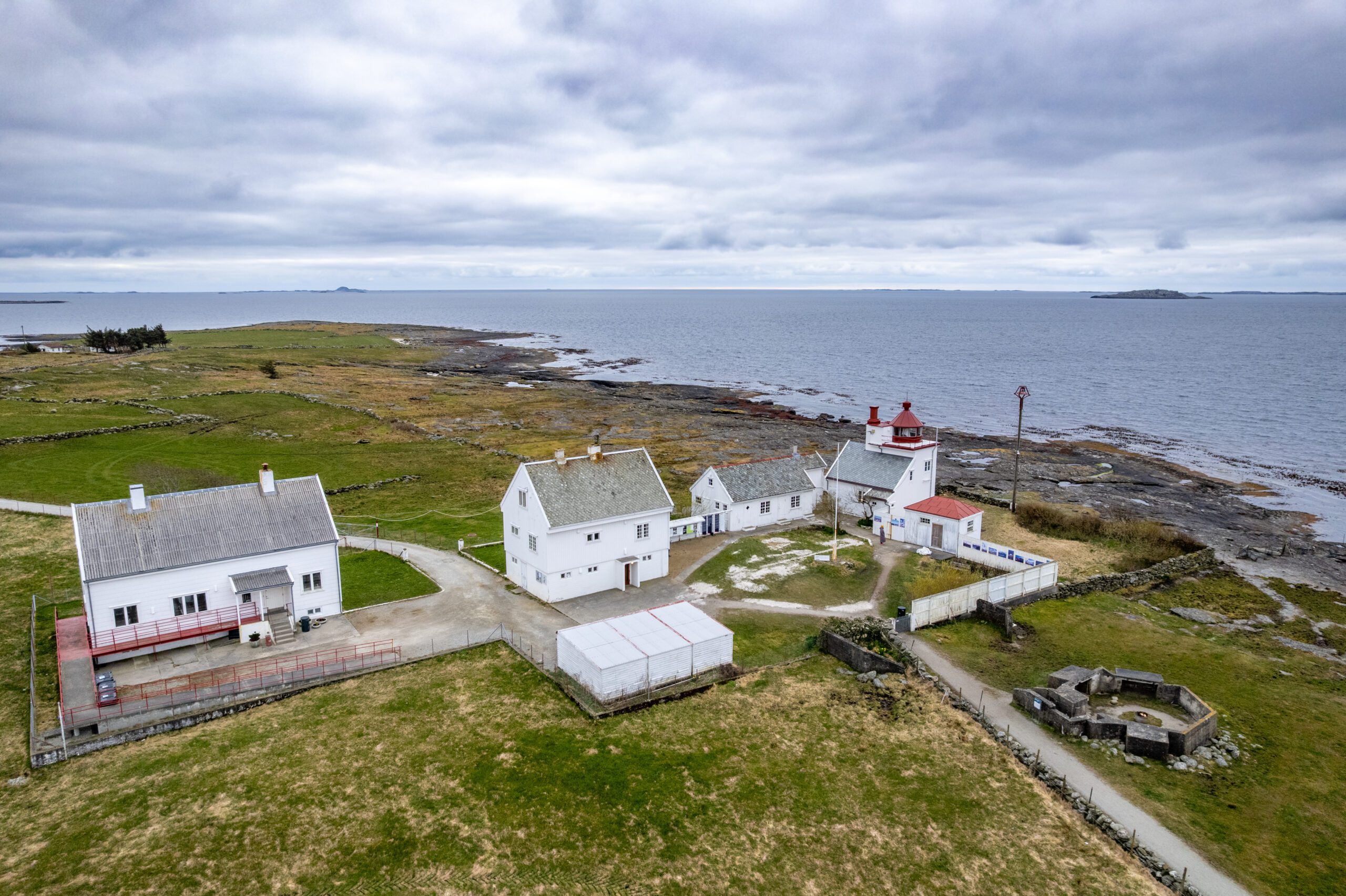 Dronebilde av Tungenes fyr i Randaberg med fyrbygningene og havet bak