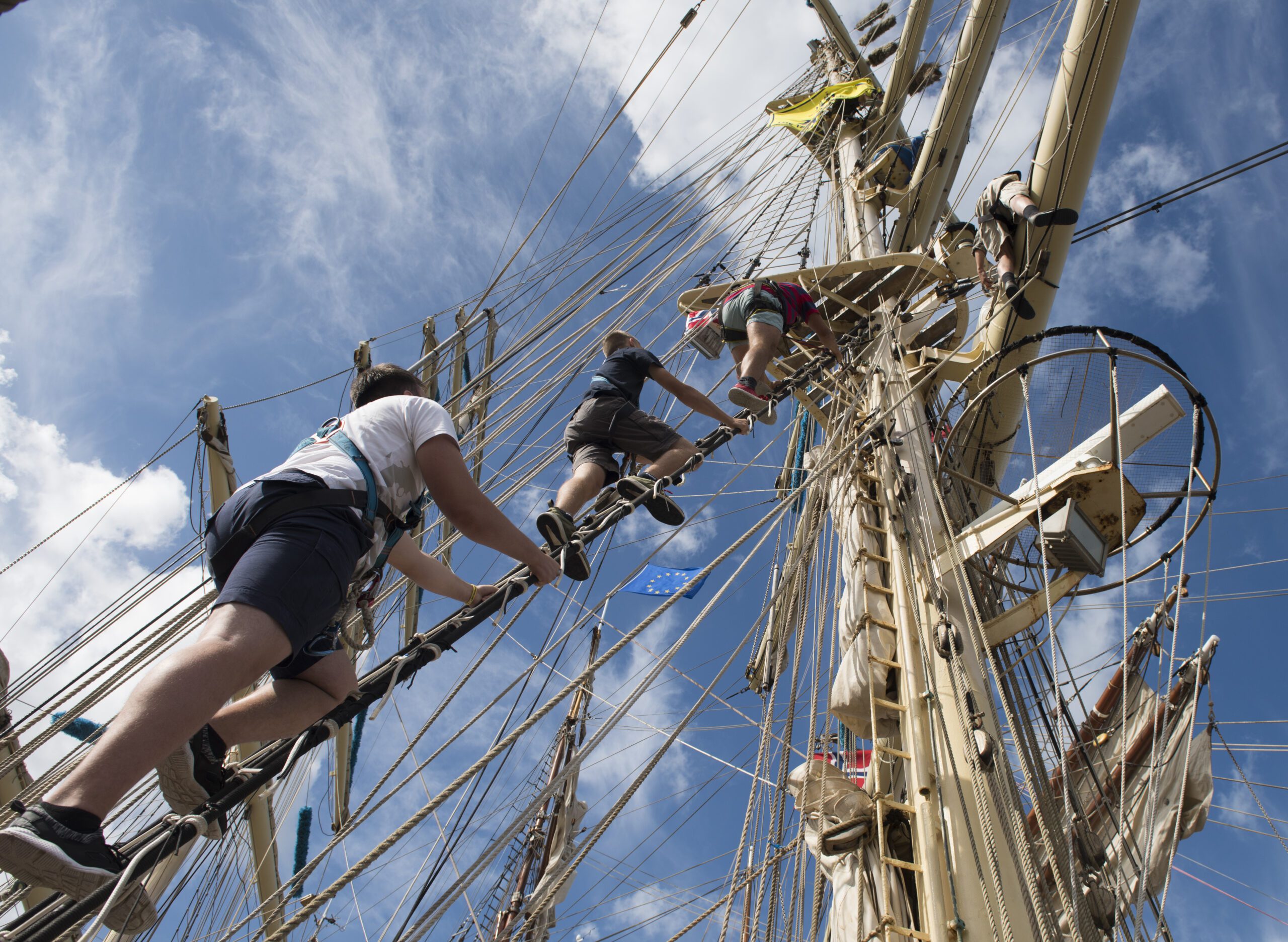 Frivillige og publikum på kaien under The Tall Ships Races i Stavanger.
