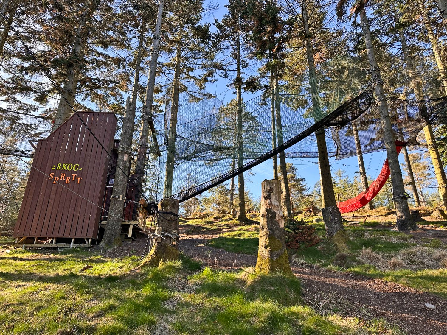 Klatreanlegget til SkogSprett klatrepark i Melsheia. 